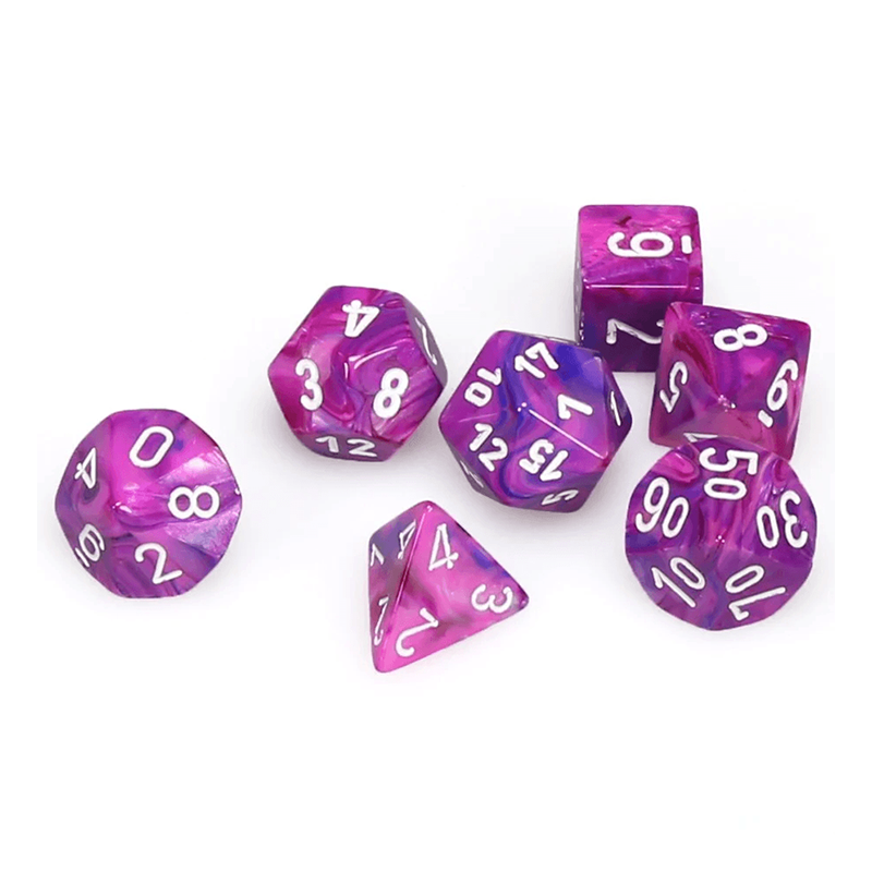 https://cartamagica.latzee.net/wp-content/uploads/2023/11/Chessex-FESTIVE-VIOLET-WHITE-Set-Kockica_1.png