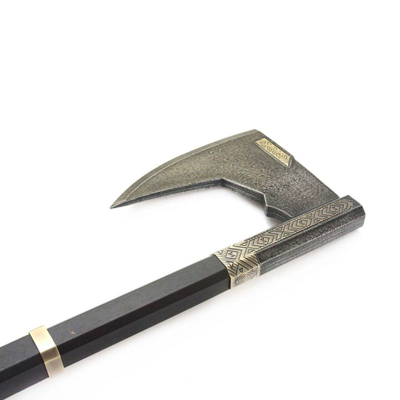 https://cartamagica.latzee.net/wp-content/uploads/2024/02/Lord-of-the-Rings-Replica-1_1-Bearded-Axe-of-Gimli_2.jpg